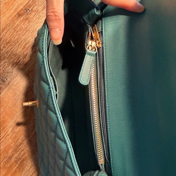 Chic Green Quilted Handbag - Picture 10 of 12